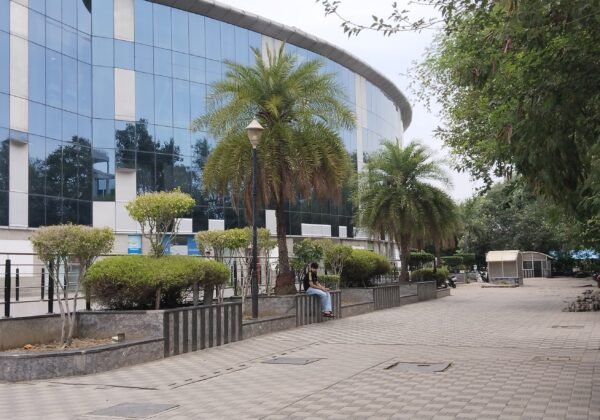 Office in Omaxe Square Jasola District Centre 9811725287